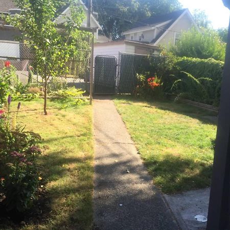 Quiet-Comfy 3 Bedroom Home On A Tree Lined Street In Kits فانكوفر المظهر الخارجي الصورة